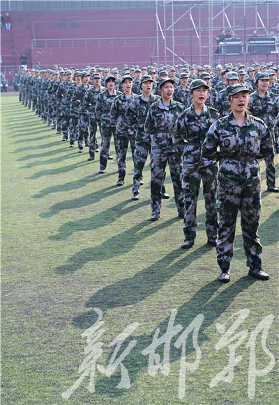 邯郸军训跳舞吃瓜