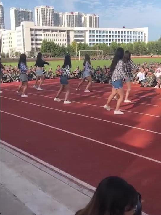 邯郸军训跳舞吃瓜
