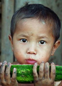 夏天吃瓜拍照男生,青春男生夏日吃瓜拍照瞬间