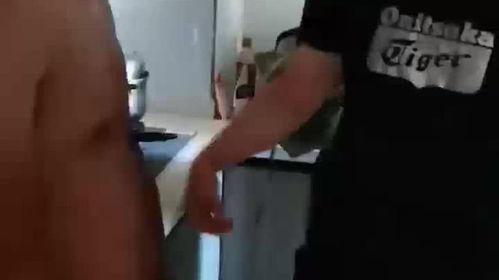 夏天吃瓜拍照男生,青春男生夏日吃瓜拍照瞬间